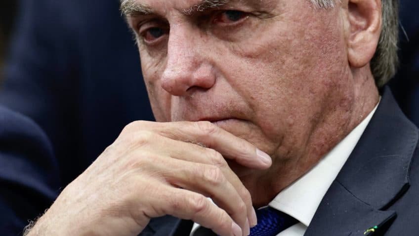 Juiz corta benefícios de Bolsonaro: fim de segurança, carros e assessores