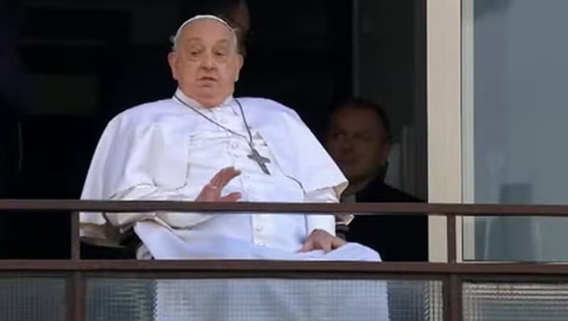 Papa Francisco faz primeira aparição pública após mais de um mês internado