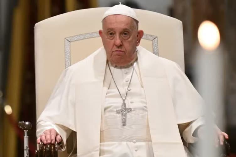 Papa Francisco estabiliza, e médicos substituem ventilação mecânica com máscara por cânula nasal, diz Vaticano