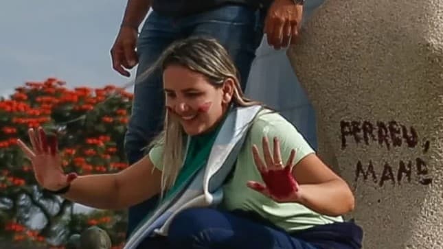 Moraes vota para condenar a 14 anos de prisão mulher que pichou ‘perdeu, mané' na estátua do STF no 8 de janeiro