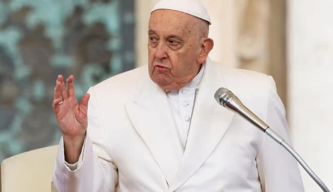 Papa Francisco sofreu dois episódios de insuficiência respiratória aguda nesta segunda-feira (3), diz Vaticano