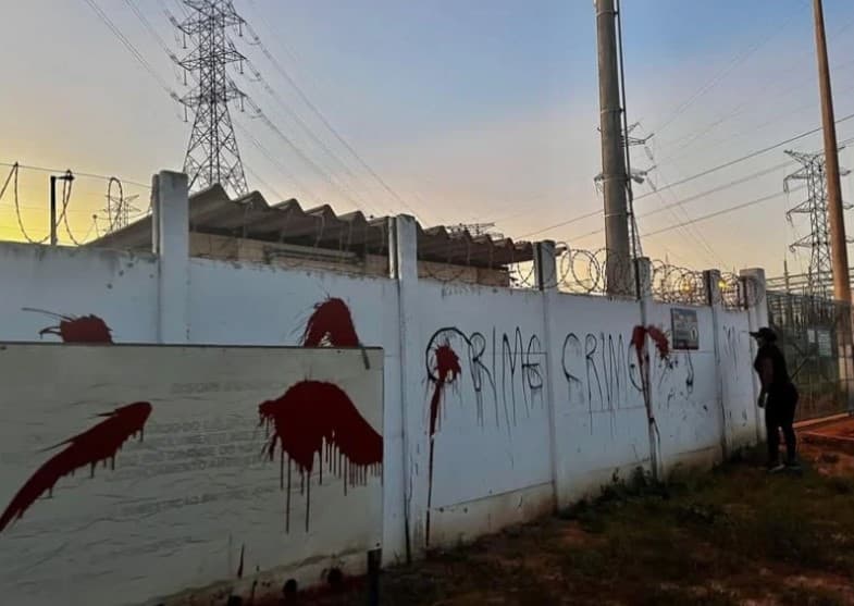 Além de bloquear a BR-406, membros do MST picharam subestação da Chesf, em João Câmara