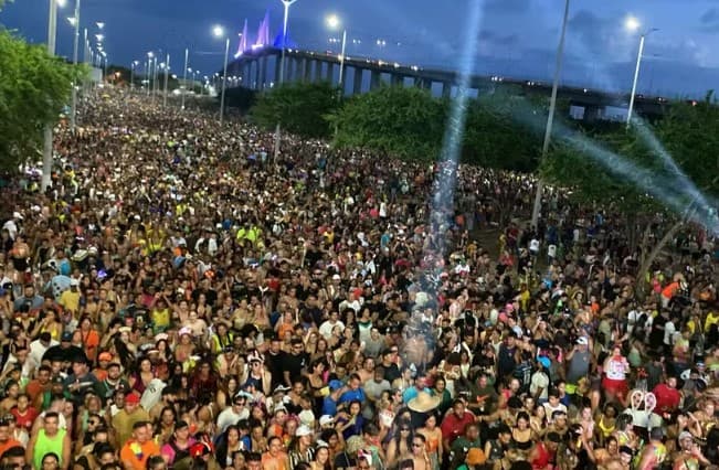 Avenida da Alegria recebe mais de 100 mil foliões e marca a história do carnaval de Natal