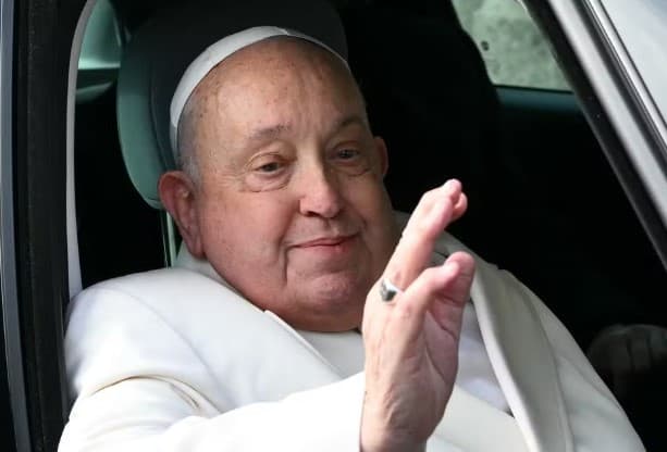 Estado de saúde de Papa Francisco é estável, diz Vaticano; pontífice está internado há 17 dias
