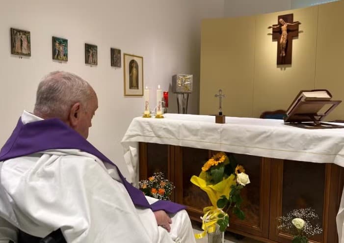 Saúde do papa Francisco melhora, e médicos suspendem ventilação mecânica não invasiva, diz Vaticano
