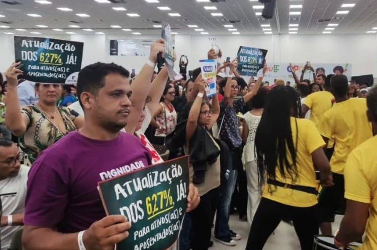 Em greve, professores do RN fazem protesto durante evento com ministro da Educação em Natal