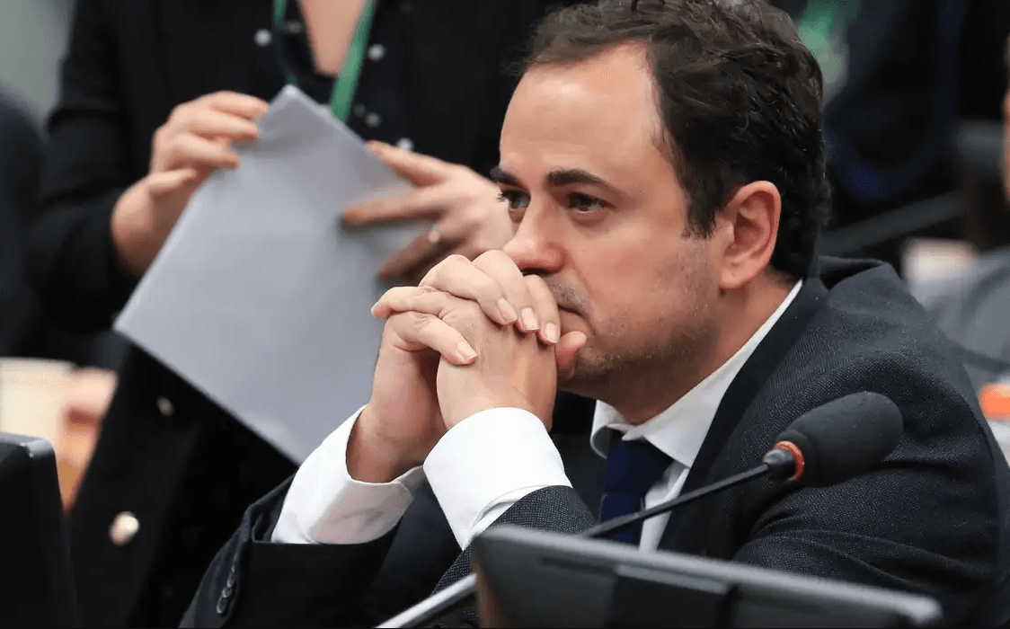 Glauber Braga toma soro fisiológico após 45 horas em greve de fome