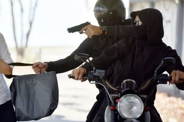 Oito em cada 10 brasileiros afirmam ter medo de assalto quando motos se aproximam, diz Datafolha