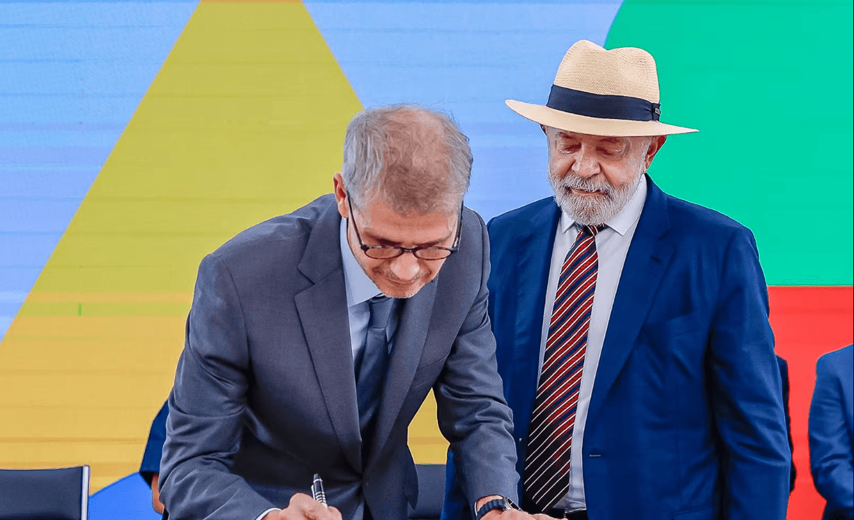 Em meio a baixa popularidade, Lula mantém reuniões diárias com chefe da Comunicação