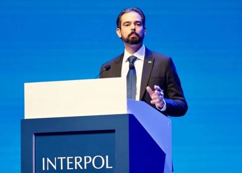 Interpol vê aumento de recrutamento em organizações terroristas pela web