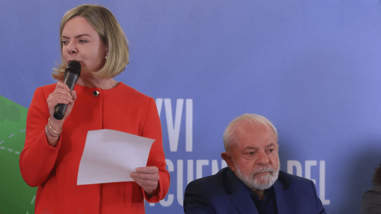 Na tentativa de reduzir racha interno, Gleisi muda posição e atua para unir PT