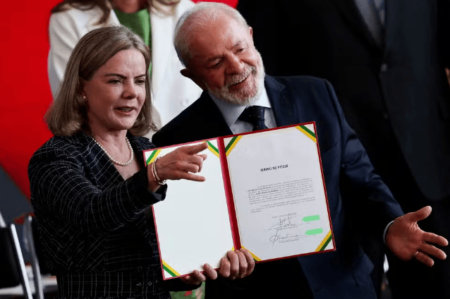 ‘Congresso anistiar Bolsonaro seria afronta', diz Gleisi sobre projeto