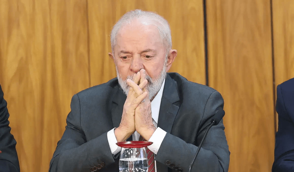 Viagem para funeral do papa pressiona agenda de Lula para lidar com Abin e reforma ministerial