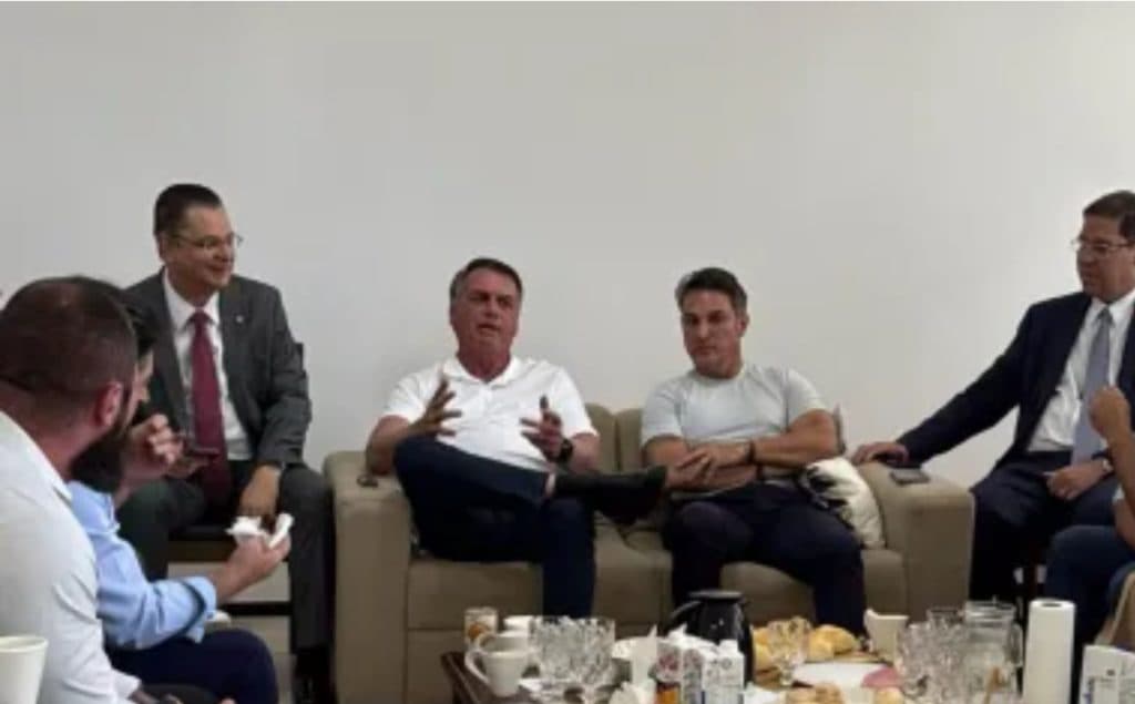 À espera de Hugo, oposição faz reunião sobre anistia com Bolsonaro