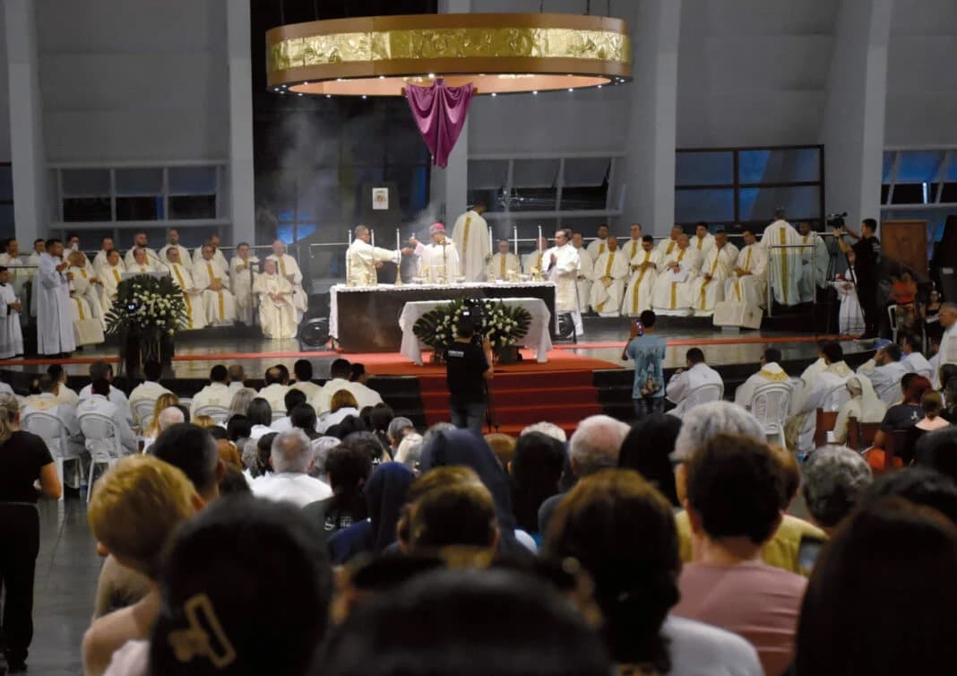 Missa dos Santos Óleos reúne fiéis e religiosos na Catedral de Natal