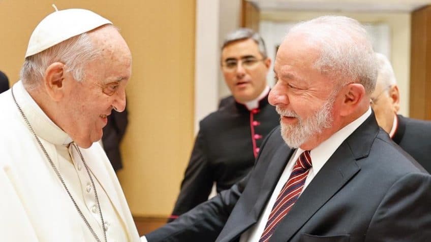 Comitiva de Lula embarca para funeral do papa Francisco