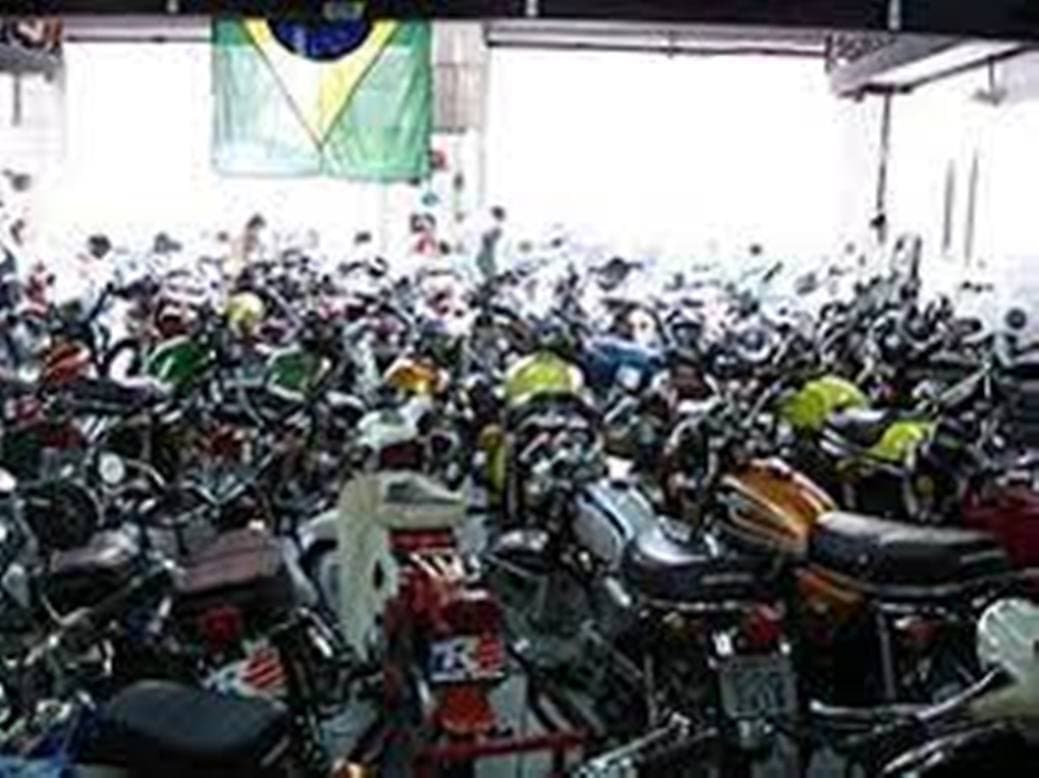 Bandidos roubam caminhão com 50 motos e carga é encontrada em galpão no bairro Passagem de Areia em Parnamirim