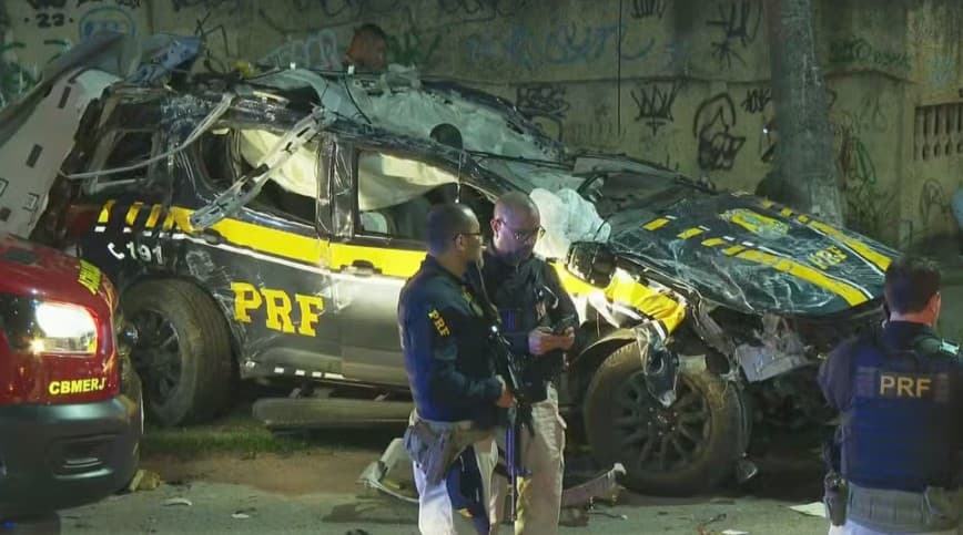 Três policiais morrem após viatura da PRF colidir com carro de passeio durante perseguição a motociclistas no RJ