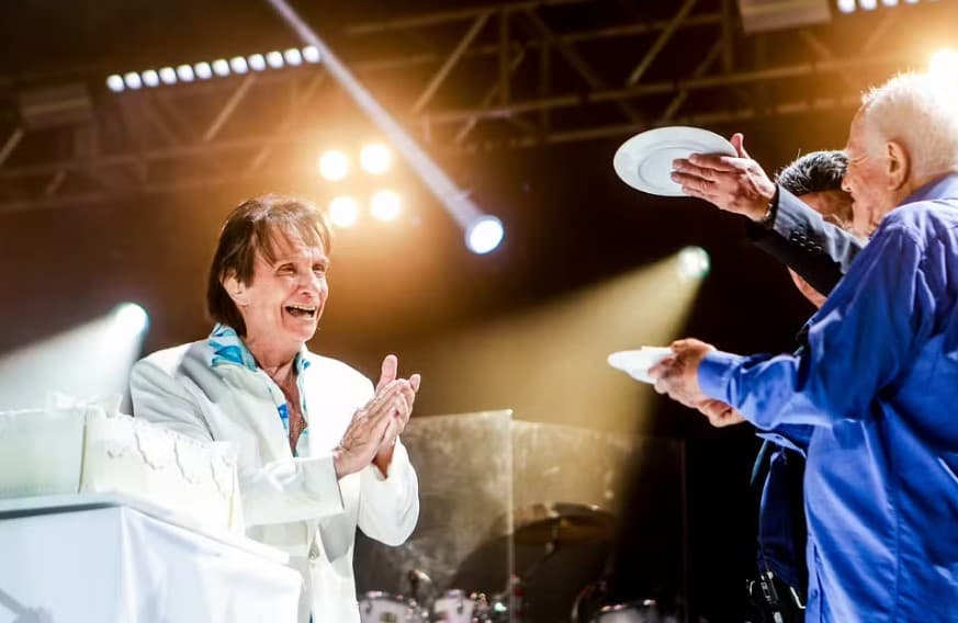 VÍDEO E FOTOS: Roberto Carlos comemora 84 anos com show e bolo especial em Natal