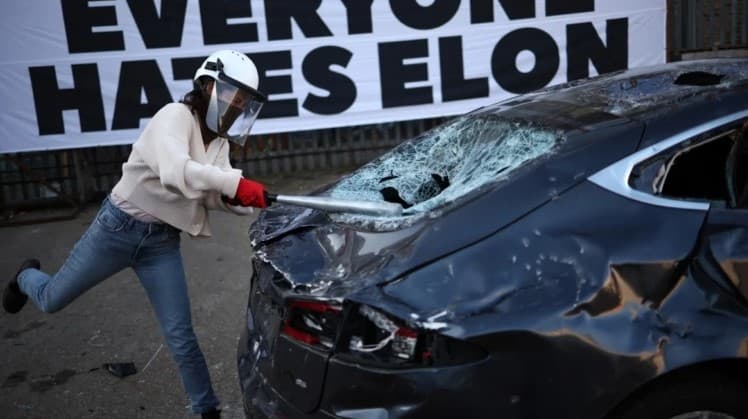 Em protesto contra Elon Musk, grupo destrói veículo da Tesla em Londres