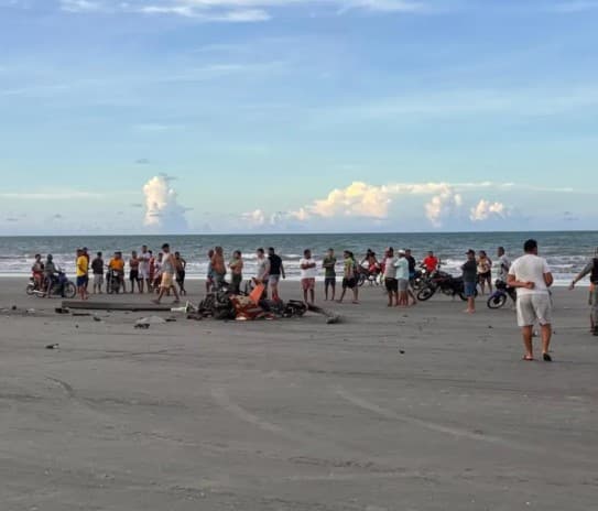 VÍDEO E FOTOS: Duas pessoas morrem em queda de girocóptero na praia de Areias Alvas, entre Tibau e Grossos