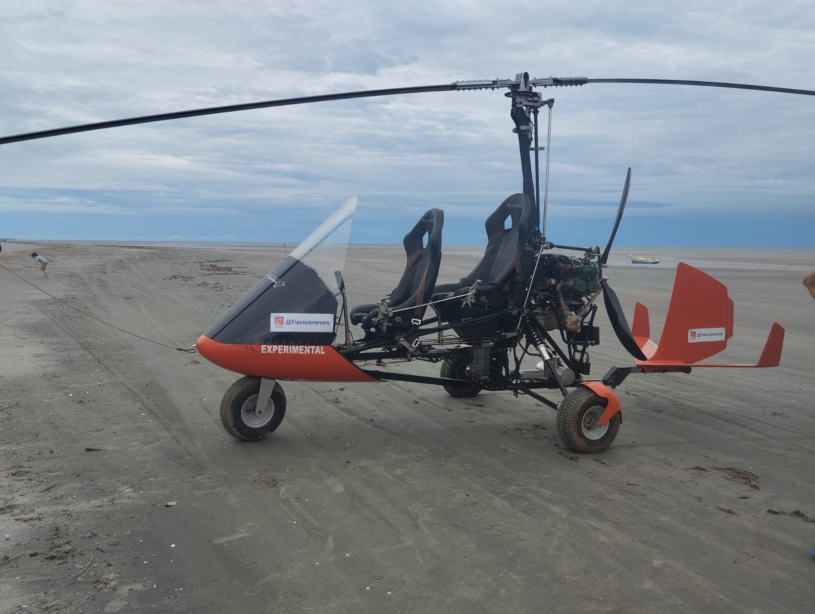 Veja o girocóptero que caiu na praia de Areias Alvas, litoral do RN, vitimando duas pessoas