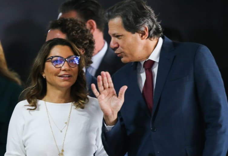 Comitiva de Haddad a Paris custa 92% a mais que a de Janja em diárias