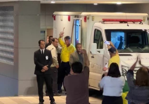 Bolsonaro é operado em Brasília para desobstruir aderências no intestino, diz boletim médico