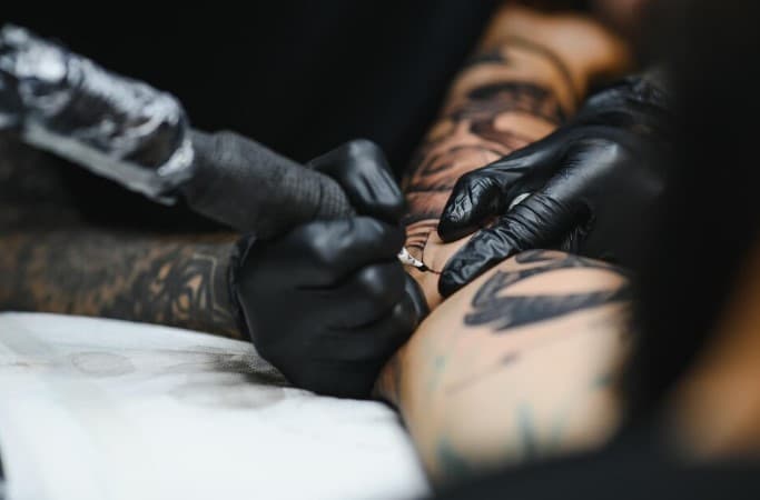 Novo estudo mostra que ter tatuagem pode aumentar o risco de câncer; entenda