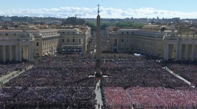 Funeral do papa Francisco reúne 250 mil pessoas no Vaticano