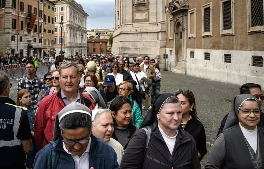 Mais de 25 mil visitam túmulo de Francisco na Basílica de Santa Maria Maior no primeiro dia após o funeral