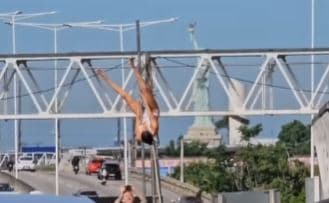 VÍDEO: Mulheres seminuas fazem dança sensual na marginal da BR-101 em Natal