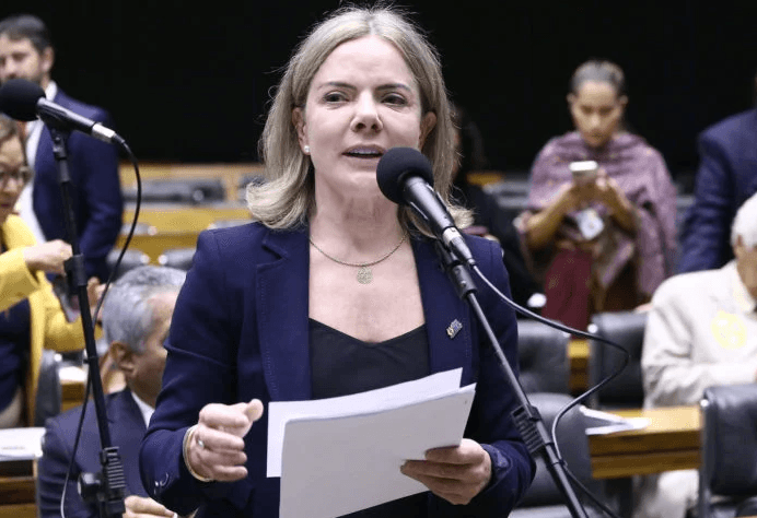 Gleisi e Nikolas trocam farpas sobre investigação no INSS
