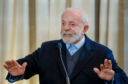 Lula volta ao Brasil com missão de estancar crise provocada pela fraude no INSS