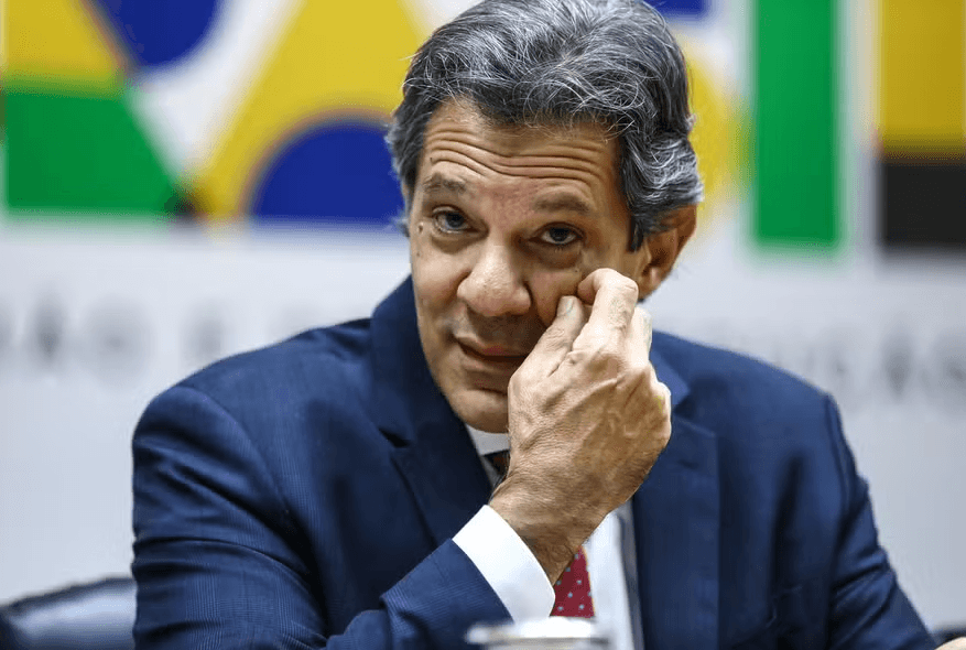 IOF ‘foi debatido na mesa do presidente, que convoca os ministros que considera pertinentes’, diz Haddad
