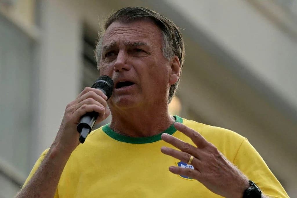 "Precisamos da ajuda de terceiros", diz Bolsonaro em referência aos EUA