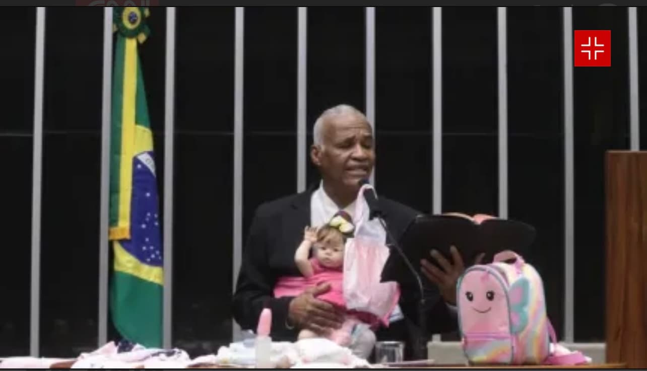 Deputado discursa na tribuna da Câmara com bebê reborn no colo