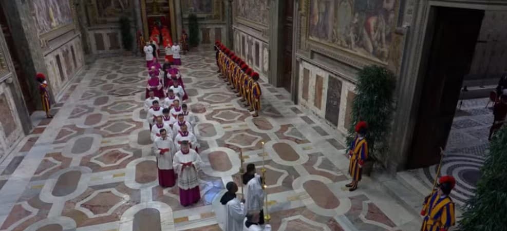 FOTOS: Cardeais entram na Capela Sistina em procissão para dar início ao conclave