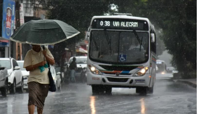 Chuvas causam alagamentos em Natal; veja situação das vias