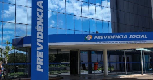 INSS é condenado a indenizar aposentada por descontos não autorizados e governo Lula teme efeito-cascata