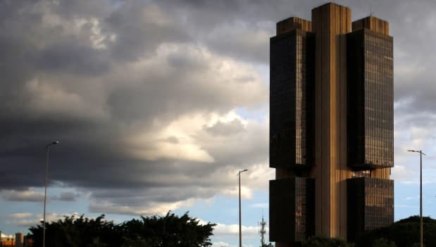 Banco Central eleva taxa de juros a 14,75%, maior patamar em quase 20 anos