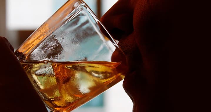 Bares de Natal reforçam segurança após casos de intoxicação por metanol no Brasil