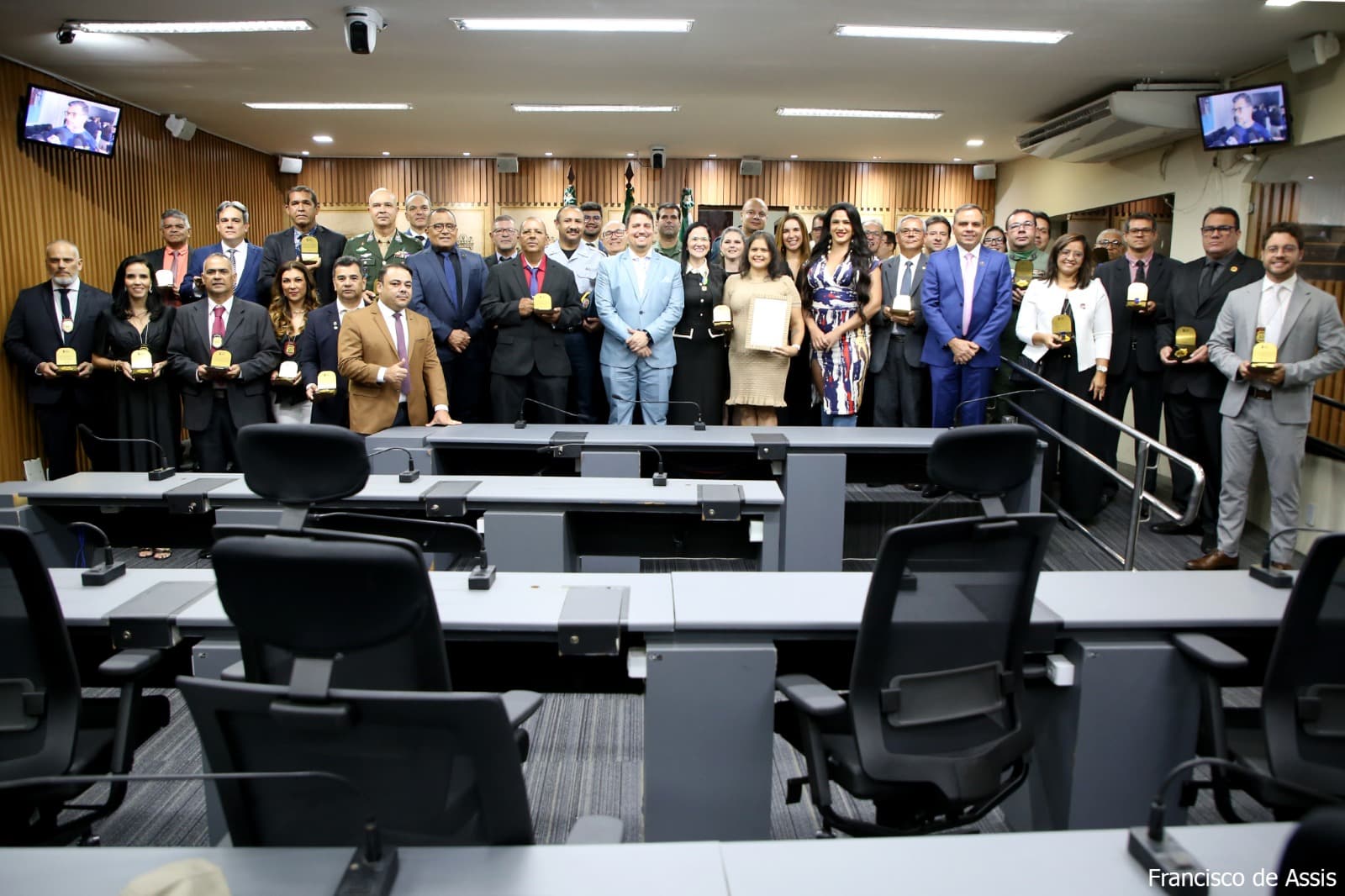 Câmara de Natal homenageia profissionais da segurança com Comenda Maurílio Pinto