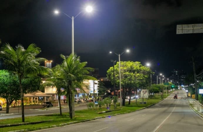 Avenida Eng. Roberto Freire passa por modernização com iluminação LED e fiação subterrânea, afirma secretário municipal de Serviços Urbanos