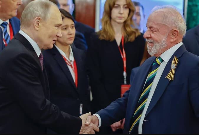 Lula usa adereço de apoio a tropas soviéticas que virou propaganda de Putin