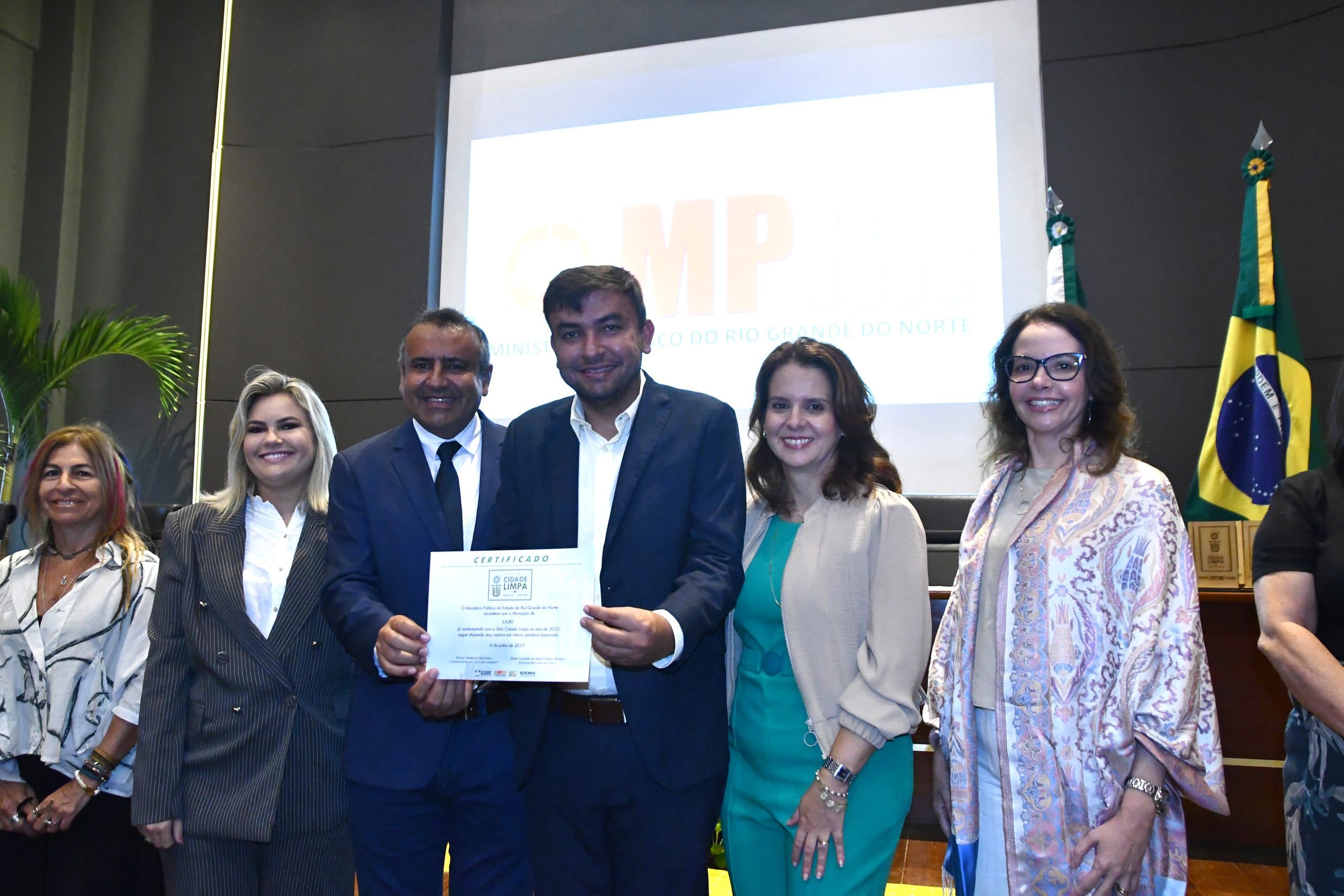 Prefeito Felipe Menezes recebe selo “Cidade Limpa” do MPRN e reforça compromisso ambiental em Lajes