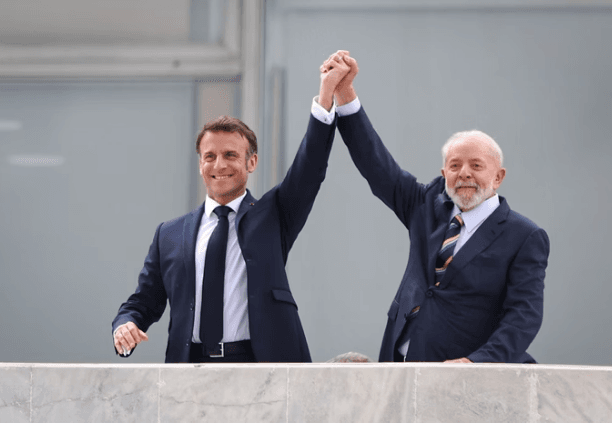 Após interceder em crise com Congresso, Lula viaja para a França