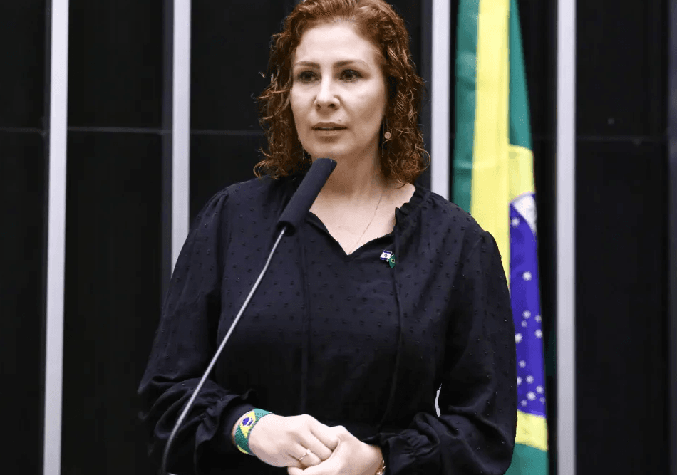 STF julga nesta sexta recurso de Carla Zambelli