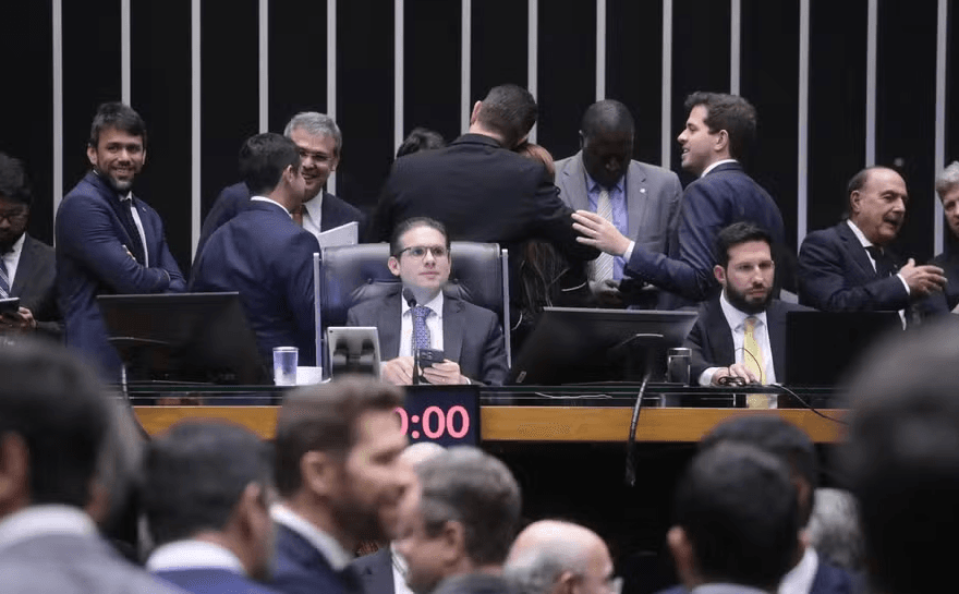 Partidos com ministérios no governo Lula deram 65% dos votos a favor da urgência para derrubar decreto do IOF