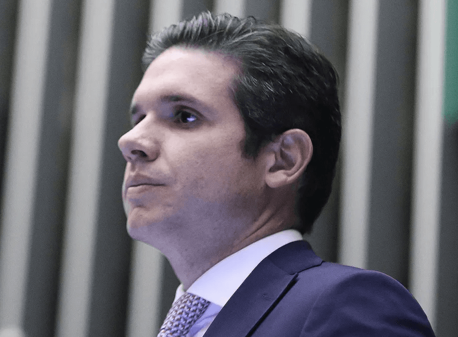 Hugo Motta pauta projeto que derruba aumento do IOF para esta quarta (25)